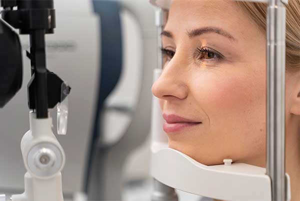 Badanie wzroku wykonuje specjalista optomerysta